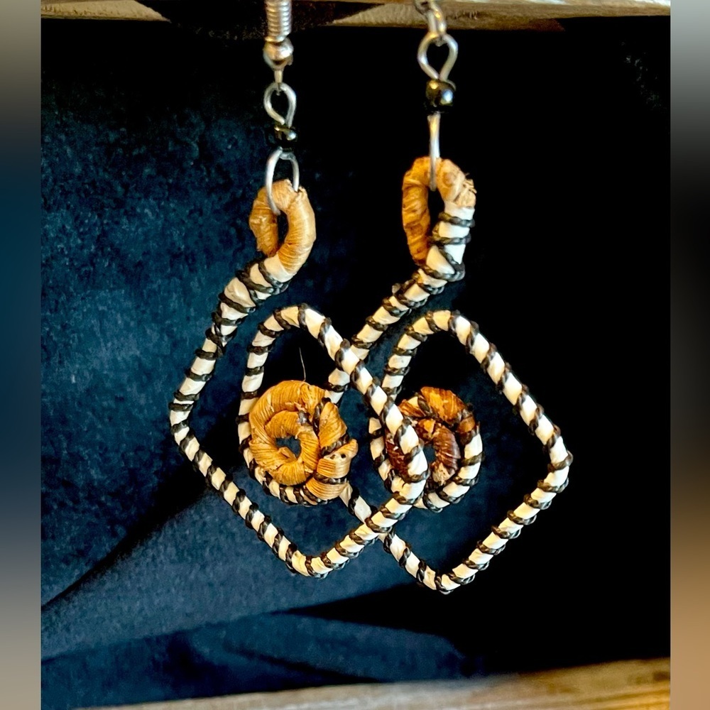 Hand made in Sint Maarten beautiful black & white woven earrings